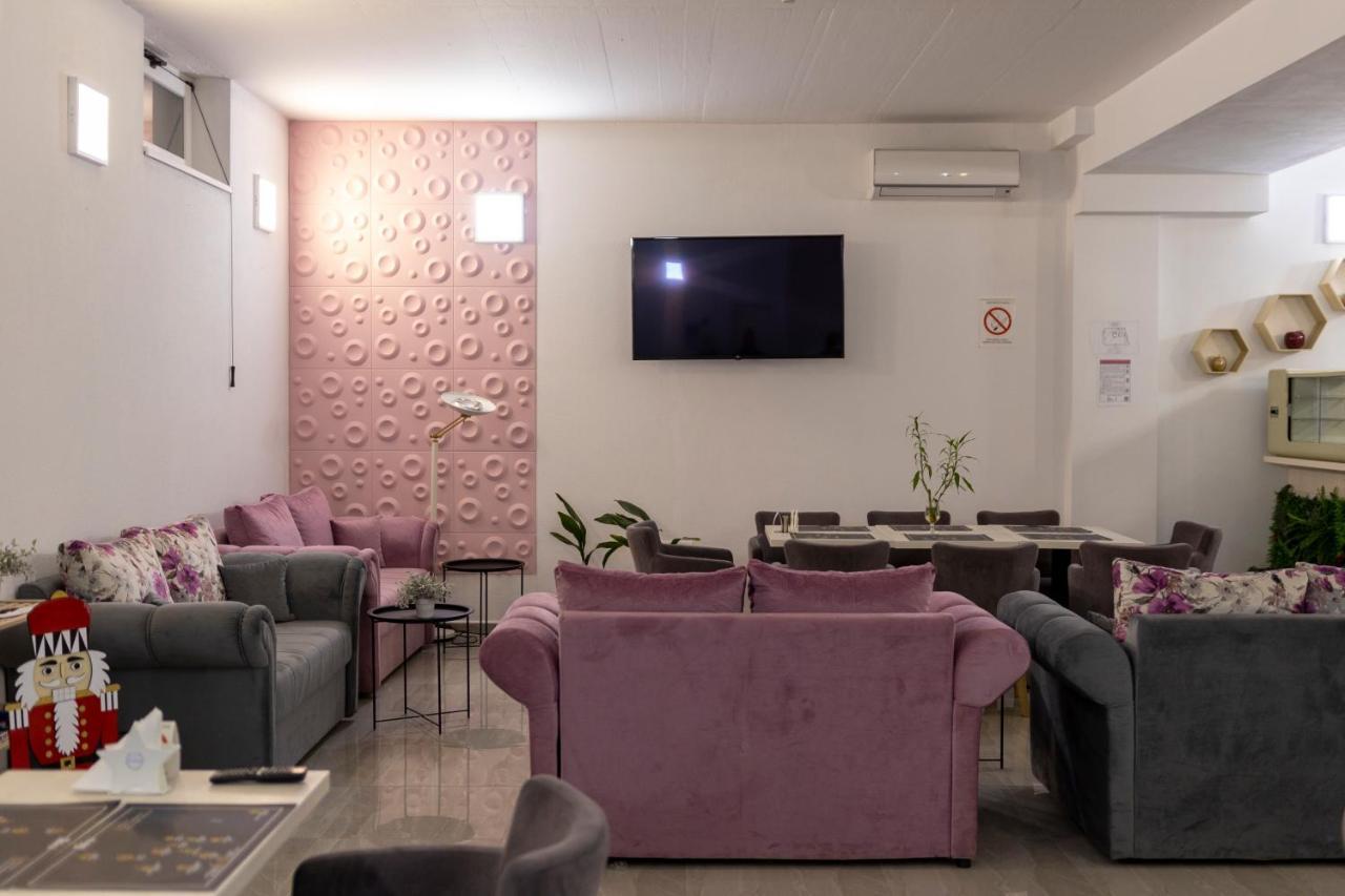 Garni Hotel 11Tica Dm Novi Sad Exterior foto