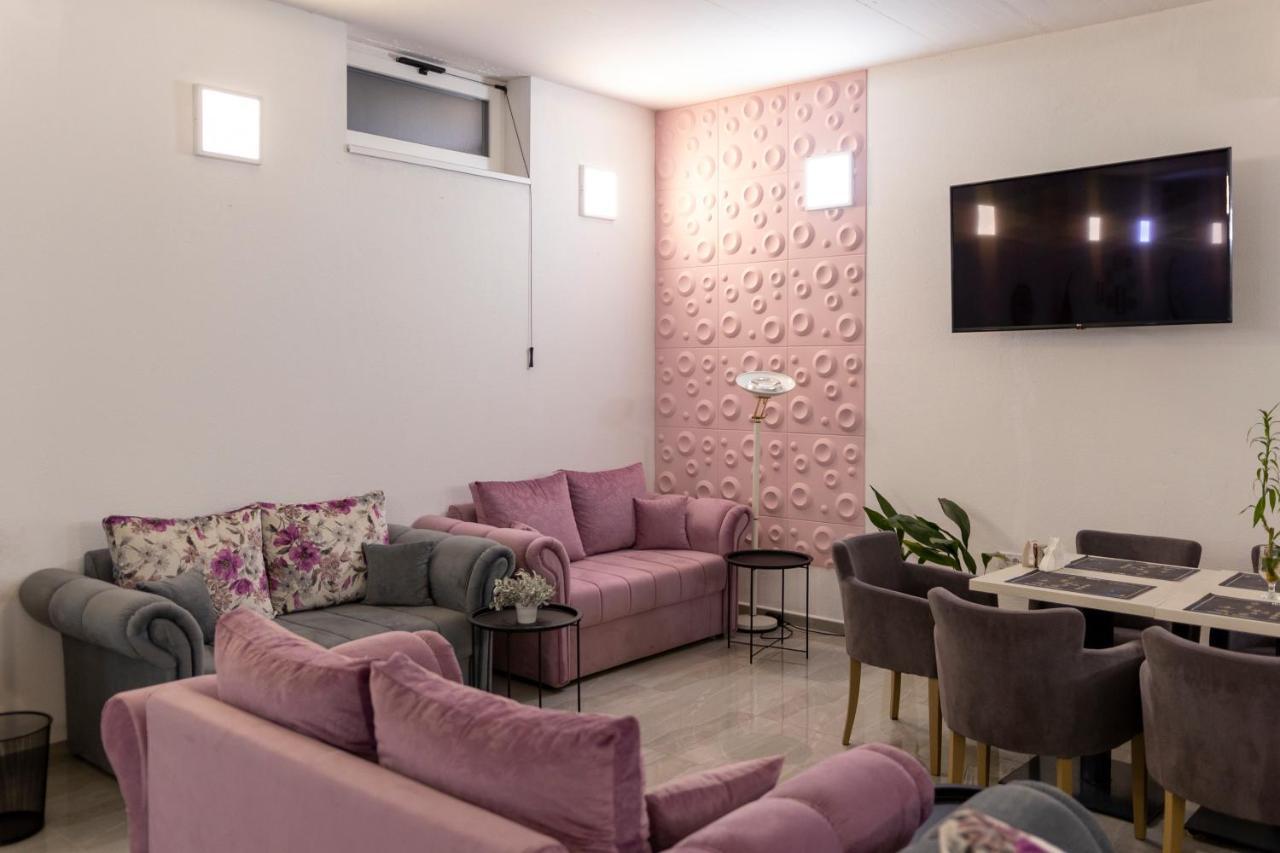Garni Hotel 11Tica Dm Novi Sad Exterior foto