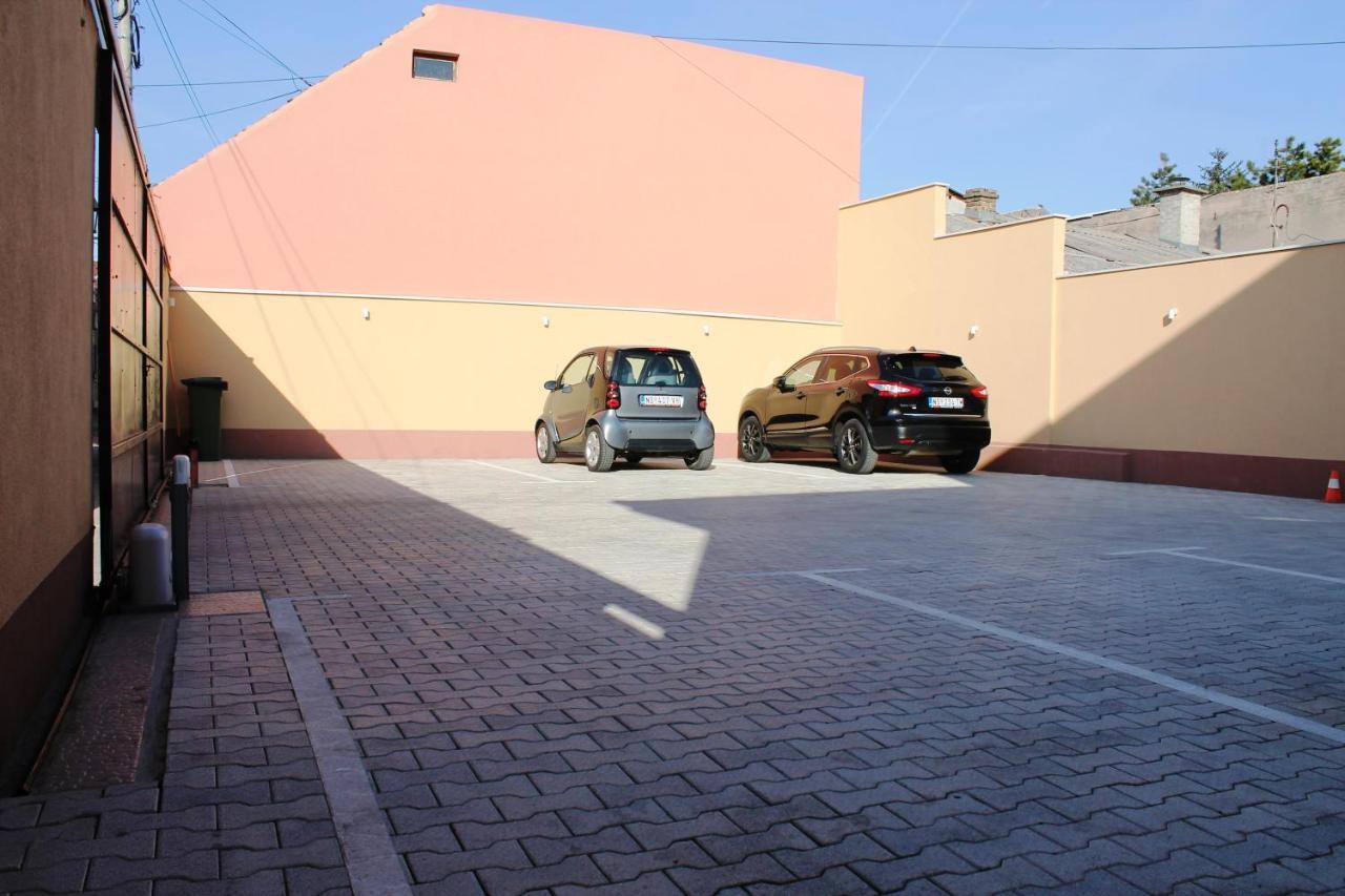 Garni Hotel 11Tica Dm Novi Sad Exterior foto