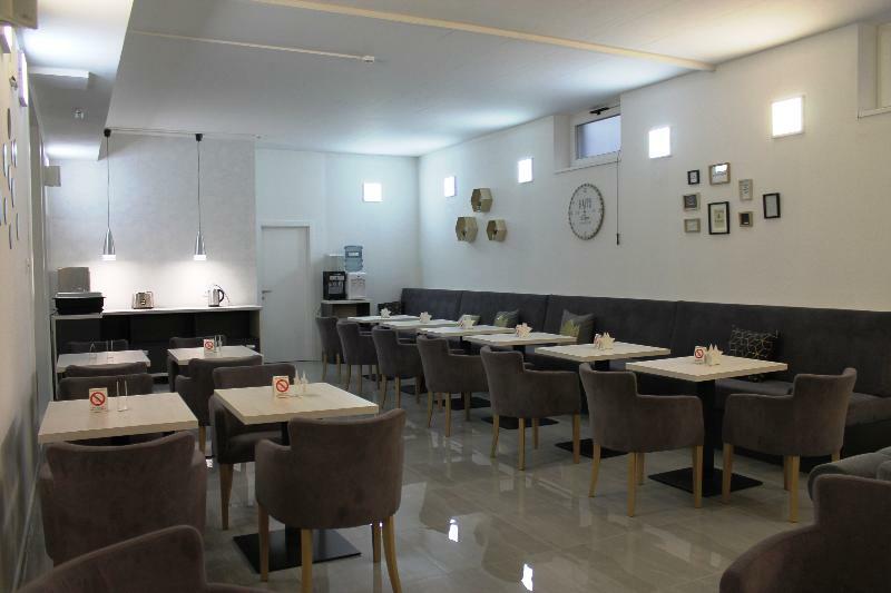 Garni Hotel 11Tica Dm Novi Sad Exterior foto