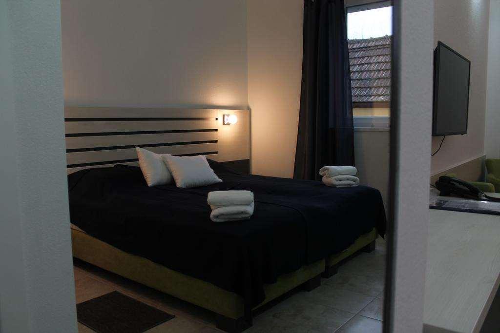 Garni Hotel 11Tica Dm Novi Sad Quarto foto